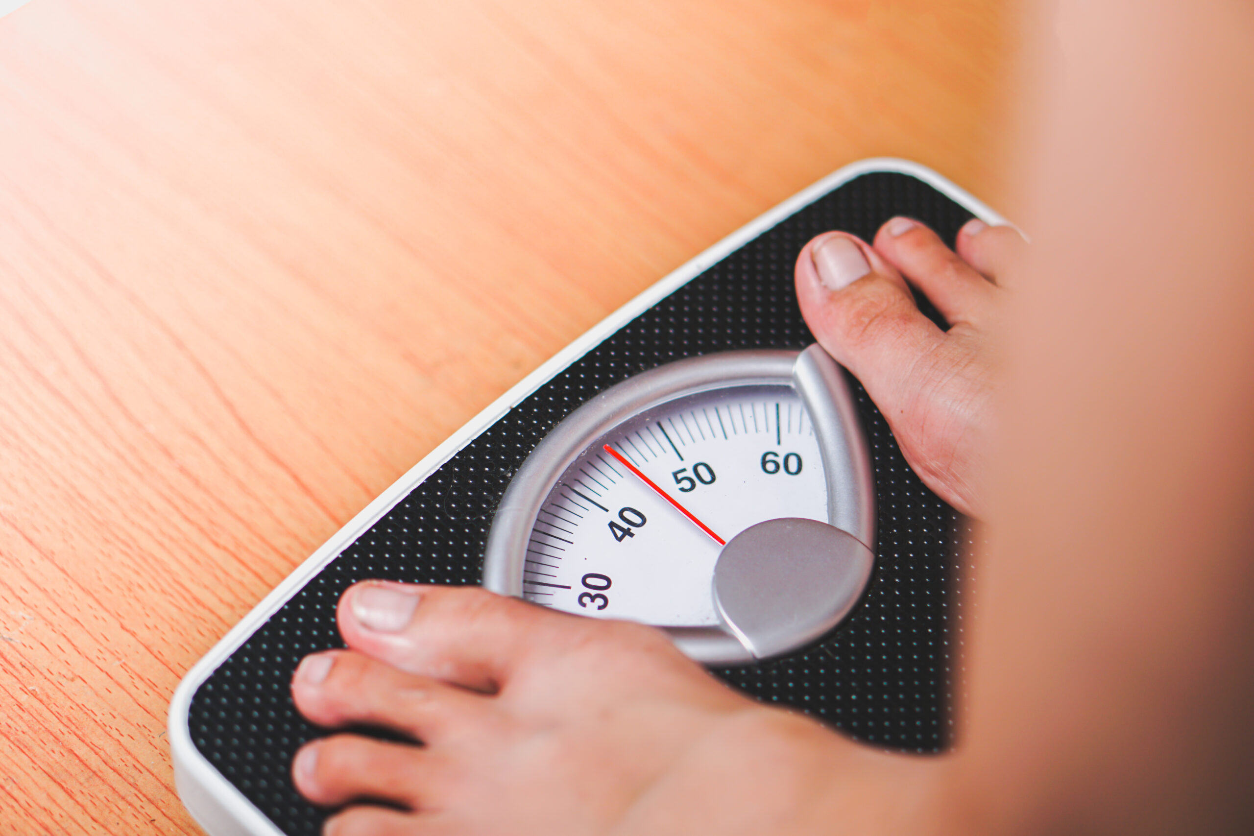 feet-standing-on-a-black-scale-weighing-machine-wi-2026-03-13-01-32-46-utc